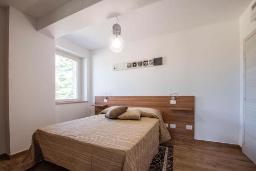 a bedroom with a bed and a window at B&B Madonna Carradori Country in Offagna