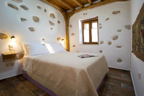 una camera con un grande letto di Villa Eglouvi a Englouví