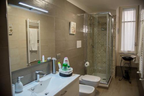 サレルノにあるSalerno Centraal Apartmentのバスルーム(洗面台、トイレ、シャワー付)