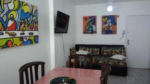 uma sala de estar com um sofá e uma mesa em Apto bem localizado em Balneário Camboriú