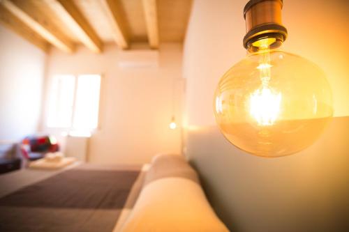a light bulb hanging from a wall in a room at B&B Da Peppa in Castellammare del Golfo
