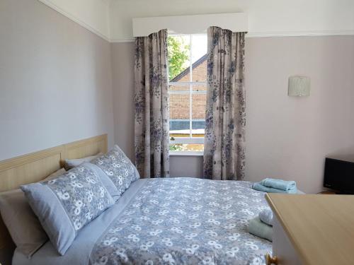 a bedroom with a bed and a window at Alexandra Lodge Guest House in Chester