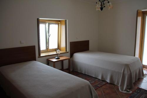 エシュポゼンデにある'Casa do Afonso'のベッドルーム1室(ベッド2台、鏡付)