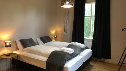 sypialnia z dużym łóżkiem przed oknem w obiekcie Bjork Guesthouse w mieście Laugarvatn