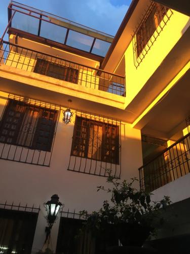 Hotel Krone في بوبايان: مبنى مع شرفة وضوء الشارع