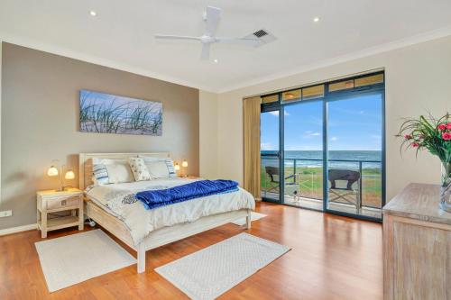 um quarto com uma cama e vista para o oceano em Seaglass - Sellicks Beach em Sellicks Beach