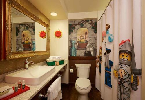 ein Bad mit einem WC und einem Waschbecken in der Unterkunft LEGOLAND California Hotel and Castle Hotel in Carlsbad