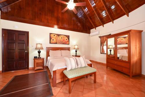 Ein Bett oder Betten in einem Zimmer der Unterkunft Orchid Bay Resort