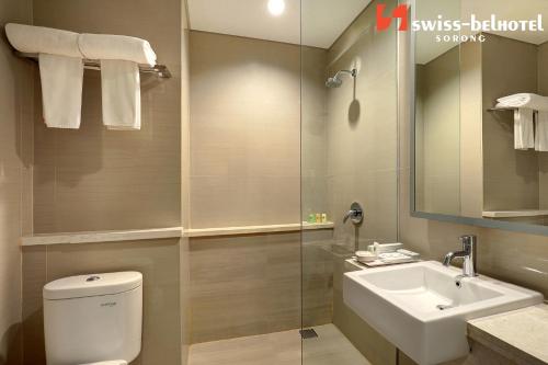 Kamar mandi di Swiss-Belhotel Sorong