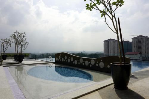una piscina sul tetto di un edificio di FA SUITE 13@DE CENTRUM CITY a Kajang