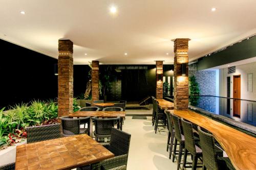 Un restaurante o sitio para comer en Puri Padma Hotel