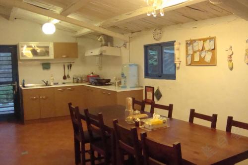 鹽寮村的住宿－藍白舍，厨房以及带木桌和椅子的用餐室。