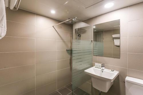 a bathroom with a sink and a mirror at Gyeongpo Soo Hotel in Gangneung