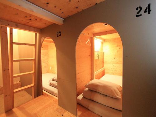 Cama ou camas em um quarto em Ishigaki Guesthouse HIVE