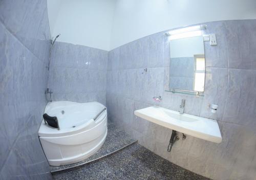 Bathroom sa White Rose Beach Resort
