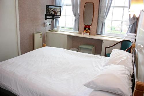 Postel nebo postele na pokoji v ubytování The Raven Hotel