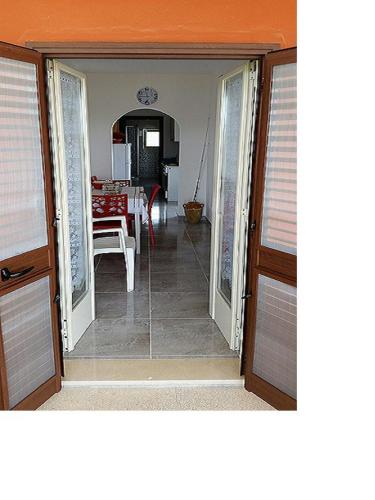 a room with a door open to a dining room at Casa Vacanza Via Lazio in Torre Lapillo