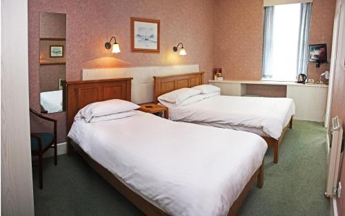 Postel nebo postele na pokoji v ubytování The Raven Hotel