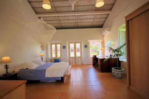 een slaapkamer met een bed in een kamer bij Villa with swimming pool and garden view MQSA20 in Sainte-Anne