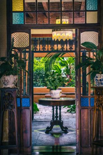 a room with a table and a potted plant at Hotel Emblemático San Marcos in Icod de los Vinos