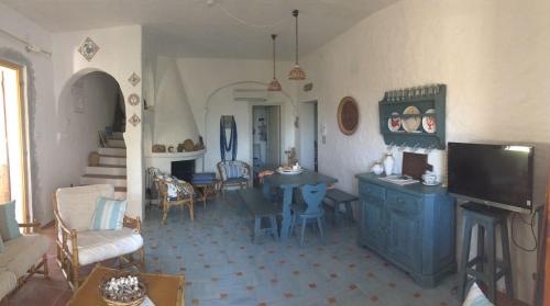 sala de estar con cocina y comedor en Casa Eden beach, en Sorso