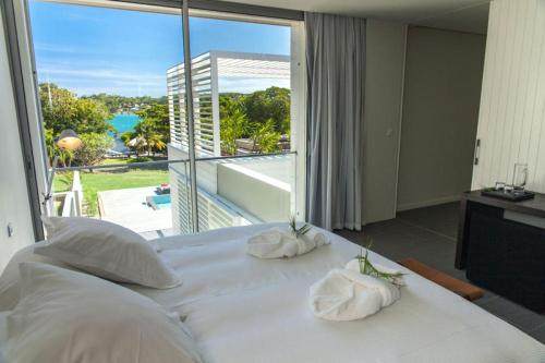 Een bed of bedden in een kamer bij Luxury waterfront villa with swimming pool MQFR08