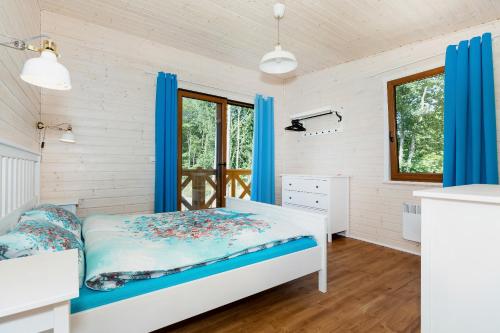 Ліжко або ліжка в номері Domki przy plaży Owocowy Ogród