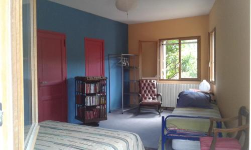 Fitou的住宿－Atelier Pasquer，一间卧室设有两张床和窗户。