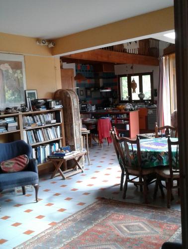 een woonkamer met een tafel en stoelen bij Atelier Pasquer in Fitou