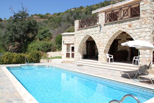 Villa for rent in MILIOU close to Lachi & Peyia 내부 또는 인근 수영장