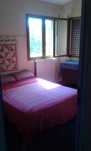 een slaapkamer met 2 bedden en 2 ramen bij Atelier Pasquer in Fitou