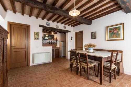 a kitchen and dining room with a table and chairs at Agriturismo Podere Casetta in Monterotondo