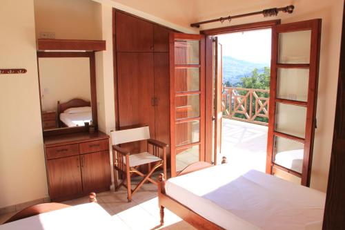 Villa for rent in MILIOU close to Lachi & Peyia في ميليو: غرفة نوم بسرير ومنظر بلكونه