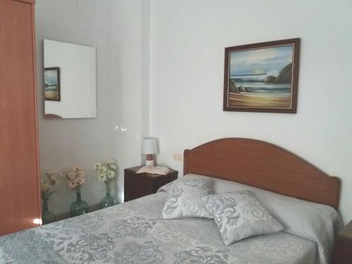 una camera con un letto e una foto appesa al muro di Cami Vell a Vilafamés