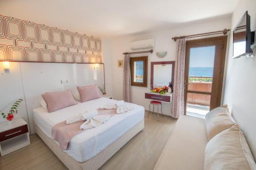 En eller flere senge i et værelse på Hotel Pirat
