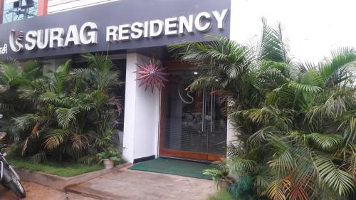 蒂魯吉拉帕利的住宿－蘇拉格酒店，带有读Senggang居民身份标志的建筑物