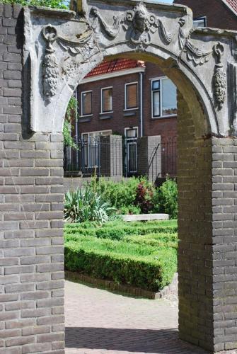 an archway in front of a brick building at Hotel 't Paviljoen in Rhenen