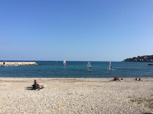 En strand vid eller i närheten av lägenheten