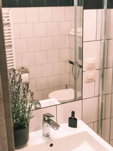a bathroom with a sink and a mirror at poznańska19 in Nowy Tomyśl