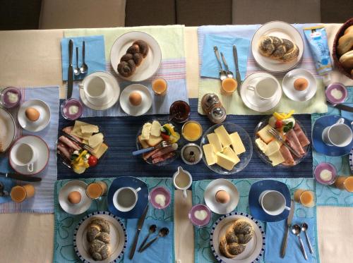 einen Tisch mit Teller mit Lebensmitteln und Eiern darauf in der Unterkunft Haus Eder Burgi in Nikolsdorf