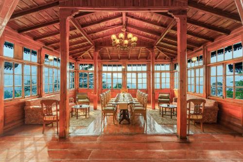 Ресторант или друго място за хранене в Himalayan View Retreat, Ramgarh by Leisure Hotels