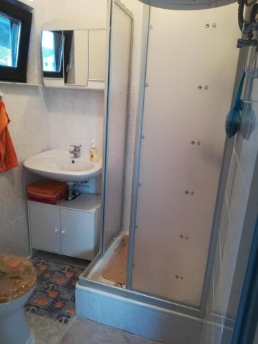 a bathroom with a shower and a sink at Apartmani Parlov in Vinišće