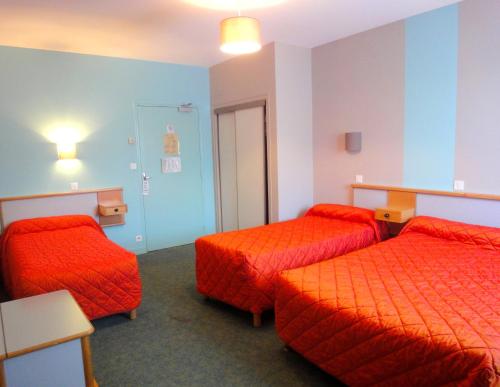 Habitación de hotel con 2 camas con sábanas de color naranja en Hotel Restaurant La Grenouillère en Vitré