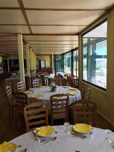 a dining room with tables and chairs with yellow napkins at Herdade Clube Tiro Monfortinho in Monfortinho