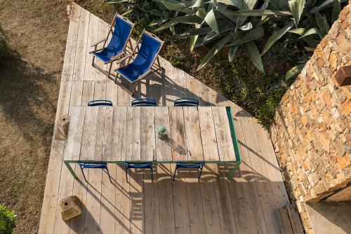 an overhead view of a wooden table and chairs at Residenza Rosso Di Sera in Capoliveri
