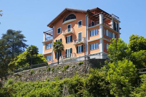 un edificio en la parte superior de una pared de piedra en Residence alle Ville, en Miazzina