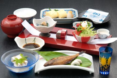 uma mesa coberta com pratos e tigelas de comida em Kizukuri no Yado Hashizuya em Misasa