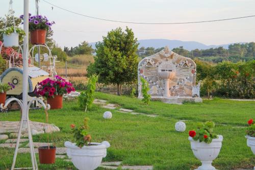ogród z altaną i kwiatami w doniczkach w obiekcie Kouros resort w Kalamákion
