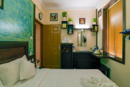 Кровать или кровати в номере Blue Bell Cochin Airport Hotel