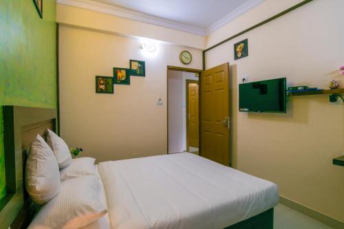 Телевизор и/или развлекательный центр в Blue Bell Cochin Airport Hotel